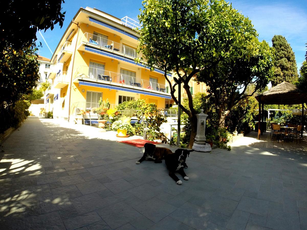 Hotel Villa Delibera วาราซเซ ภายนอก รูปภาพ