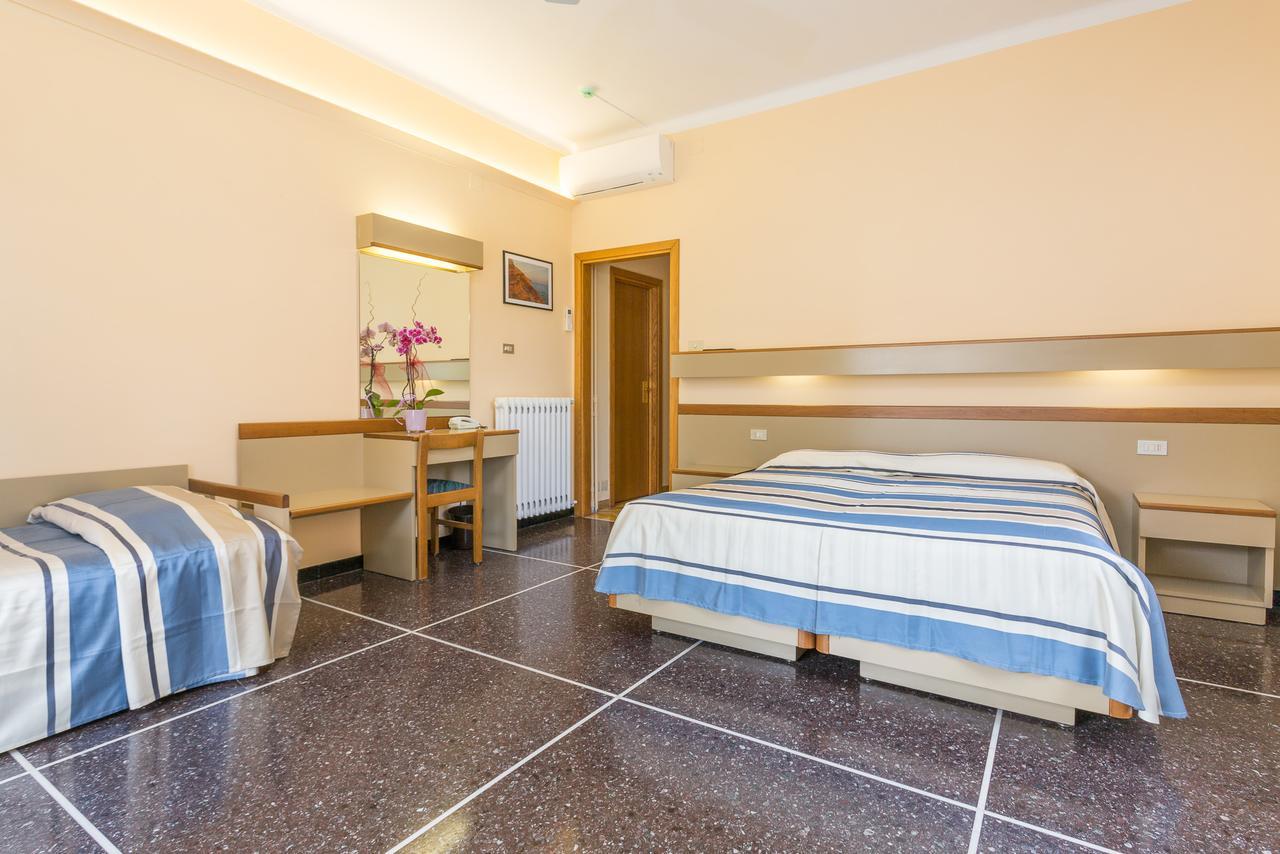 Hotel Villa Delibera วาราซเซ ภายนอก รูปภาพ